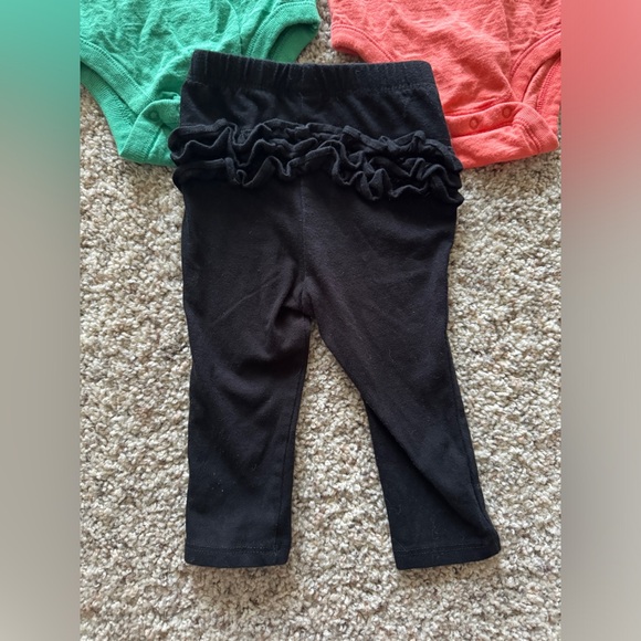 Old Navy 6-12M Onesie and Ruffle Pant Set - Picture 7 of 7